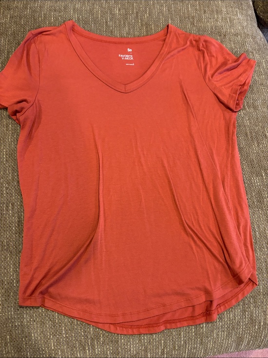 SO Tops - SO Short Sleeve V-Neck Tee in Rust